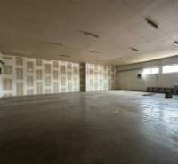 Prenájom sklad. priestoru 385 m2 medzi Rožňavskou a Vajnorskou - Výrobné priestory s vysokým stropom a betónovou podlahou.