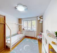 (81 m²) ŠTÝLOVÝ 3i BYT NA SEVERE - Detská izba v 3-izbovom byte s podlahou s dreveným dekorom a hračkami.