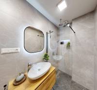 (81 m²) ŠTÝLOVÝ 3i BYT NA SEVERE - Kúpeľňa so sprchovým kútom a umývadlom v 3-izbovom byte.