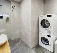 (81 m²) ŠTÝLOVÝ 3i BYT NA SEVERE - Kúpeľňa v 3-izbovom byte so sprchovým kútom a práčkou.