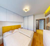 (81 m²) ŠTÝLOVÝ 3i BYT NA SEVERE - Svetlá spálňa v 3-izbovom byte s podlahou s dreveným dekorom a moderným osvetlením.
