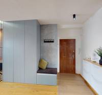 (81 m²) ŠTÝLOVÝ 3i BYT NA SEVERE - Vstupná hala 3-izbového bytu s podlahou s dreveným dekorom a moderným úložným priestorom.