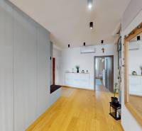 (81 m²) ŠTÝLOVÝ 3i BYT NA SEVERE - Interiér 3-izbového bytu s podlahou s dreveným dekorom a veľkým zrkadlom.