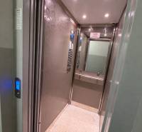 NA PRENÁJOM GARSÓNKA S BALKÓNOM, SENICA, ŠTEFÁNIKOVA UL. - Vnútro moderného výťahu v garsónke s kovovými stenami a zrkadlom.