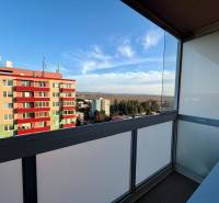 NA PRENÁJOM GARSÓNKA S BALKÓNOM, SENICA, ŠTEFÁNIKOVA UL. - Pohľad z balkóna garsónky na Štefánikovej ulici v Senici, výhľad na panelové domy.