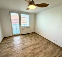 NA PRENÁJOM GARSÓNKA S BALKÓNOM, SENICA, ŠTEFÁNIKOVA UL. - Izba v garsónke s podlahou s dreveným dekorom, stropným ventilátorom a oknom s výhľadom.