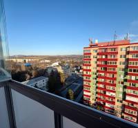 NA PRENÁJOM GARSÓNKA S BALKÓNOM, SENICA, ŠTEFÁNIKOVA UL. - Výhľad z Garsónky na Štefánikovej ulici v Senici s farebným bytovým domom.