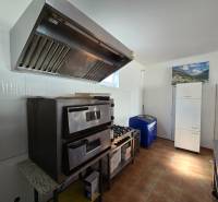 *NA PRENÁJOM* zariadená PIZZA / kebab - Mierová ul. - Gastro priestory s rúrou, digestorom a chladničkou, podlaha s dreveným dekorom.