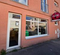 *NA PRENÁJOM* zariadená PIZZA / kebab - Mierová ul. - Gastro priestory na Mierovej ulici v Piešťanoch s výkladom a reklamou Coca-Cola.