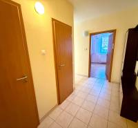 REZERVOVANÝ/ Na predaj 2-izb. byt s balkónom, Senica, Štefánikova ul. - Interiér 2-izbového bytu s dlažbou a chodbou vedúcou do obývačky.