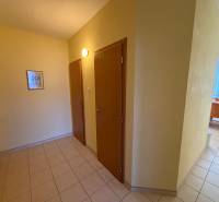 REZERVOVANÝ/ Na predaj 2-izb. byt s balkónom, Senica, Štefánikova ul. - Chodba v 2-izbovom byte s dlažbou a drevenými dverami.
