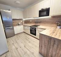 Predaj, dvojizbový byt Bratislava Podunajské Biskupi... - Kuchyňa s podlahou s dreveným dekorom v 2-izbovom byte s modernou linkou.