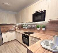 Predaj, dvojizbový byt Bratislava Podunajské Biskupi... - Moderná kuchyňa v 2-izbovom byte s dreveným dekorom a zabudovanými spotrebičmi.