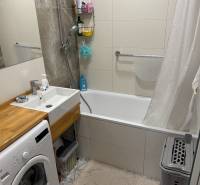 4 Izbový byt na Kríkovej ulici na predaj - Kúpeľňa so sprchovacou vaňou a práčkou v 4-izbovom byte s elegantnými dlaždicami.