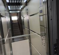 4 Izbový byt na Kríkovej ulici na predaj - Výťah so zrkadlom a mriežkovaným stropom v 4-izbovom byte.