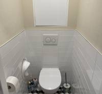 4 Izbový byt na Kríkovej ulici na predaj - Toaleta v 4-izbovom byte s geometrickou dlažbou a bielymi obkladačkami.