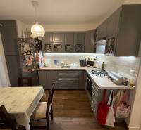 4 Izbový byt na Kríkovej ulici na predaj - Kuchyňa v 4-izbovom byte s podlahou s dreveným dekorom a rohovou kuchynskou linkou.