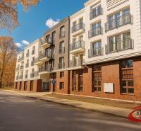 **SKVELÁ INVESTÍCIA**REZIDENCIA OPERA**KÚPELE TURČIANSKE TEPLICE** - Bytový dom na Školskej ulici v Turčianskych Tepliciach, obklopený jesennou prírodou.