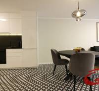 **SKVELÁ INVESTÍCIA**REZIDENCIA OPERA**KÚPELE TURČIANSKE TEPLICE** - Kuchyňa v 2-izbovom byte s jedálenským stolom a geometrickou dlažbou.