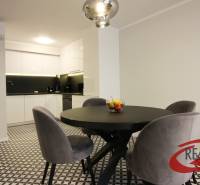 **SKVELÁ INVESTÍCIA**REZIDENCIA OPERA**KÚPELE TURČIANSKE TEPLICE** - Kuchynský kút a jedálenský stôl so stoličkami v 2-izbovom byte.