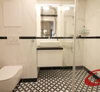 **SKVELÁ INVESTÍCIA**REZIDENCIA OPERA**KÚPELE TURČIANSKE TEPLICE** - Kúpeľňa v 2-izbovom byte s čiernobielou dlažbou a sprchovacím kútom.