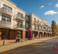 **SKVELÁ INVESTÍCIA**REZIDENCIA OPERA**KÚPELE TURČIANSKE TEPLICE** - Budova s balkónmi na Školskej ulici v Turčianskych Tepliciach lemovaná jesennými stromami.