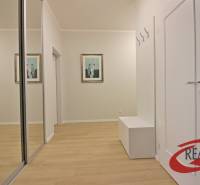 **SKVELÁ INVESTÍCIA**REZIDENCIA OPERA**KÚPELE TURČIANSKE TEPLICE** - Chodba v 2-izbovom byte s podlahou s dreveným dekorom a vstavanou skriňou.