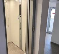 Nadstavba krásny 2,5 izb. byt, Dulovo námestie, Bratislava II. Ružinov - Výťah v obytnom dome na Dulovom námestí v Bratislave - Ružinove.