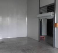 Prenájom skladu 85 m2 (čistý, suchý, vykurovaný) na Starej Vajnorskej - Sklady a haly s betónovou podlahou a posuvnými dverami.