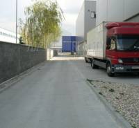 Prenájom skladu 85 m2 (čistý, suchý, vykurovaný) na Starej Vajnorskej - Na ulici Stará Vajnorská, červený kamión pri skladových halách.