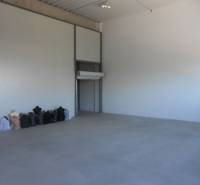 Prenájom skladu 85 m2 (čistý, suchý, vykurovaný) na Starej Vajnorskej - Priestranný interiér Skladov a hál s betónovou podlahou a vrecia popri stene.