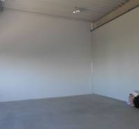 Prenájom skladu 85 m2 (čistý, suchý, vykurovaný) na Starej Vajnorskej - Prázdna hala so svetlými stenami a podlahou, Sklady a haly.