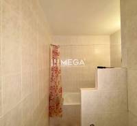 Na predaj veľký 3 izbový byt s balkónom v meste Humenné - Kúpeľňa s obkladačkami, vaňou a červenobielym koberčekom v 3-izbovom byte.