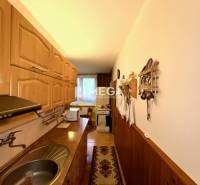 Na predaj veľký 3 izbový byt s balkónom v meste Humenné - Úzka kuchyňa v 3-izbovom byte so stropnými skrinkami a kobercom.