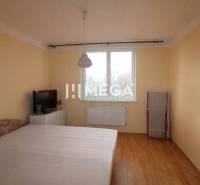 Na predaj veľký 3 izbový byt s balkónom v meste Humenné - Spálňa s podlahou s dreveným dekorom, posteľou a komodou v 3-izbovom byte.