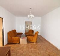 Na predaj veľký 3 izbový byt s balkónom v meste Humenné - Obývacia izba v 3-izbovom byte so sedačkou a podlahou s dreveným dekorom.