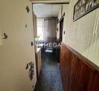 Na predaj 2 izbový byt  na Sokolovskej ulici v meste Humenné - Úzka chodba s tmavými drevenými obkladmi v 2-izbovom byte.