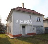 Na predaj rodinný dom na krásnom pozemku v obci Kamienka (Humenné)! - Rodinný dom v Kamienke na ulici Kamienka s garážou a záhradou.