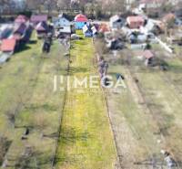 Na predaj rodinný dom na krásnom pozemku v obci Kamienka (Humenné)! - Letecký pohľad na rozľahlý pozemok v Kamienke s okolitými rodinnými domami.