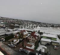 Na predaj 3 izbový byt na vynikajúcej adrese - Vranov nad Topľou - Zasnežené domy a krajina z Lúčnej ulice vo Vranove nad Topľou videné z 3-izbového bytu.