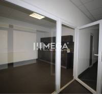 NA PRENÁJOM kancelária na námestí v 