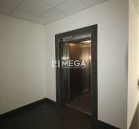 NA PRENÁJOM kancelária na námestí v 