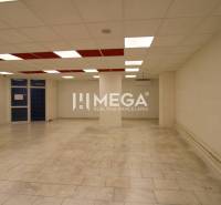 PRENÁJOM obchodného priestoru v OD LABOREC v meste Humenné - Priestranné obchodné priestory s dlažbou, podhľadovým stropom, bielymi stenami a sklenenými dverami.