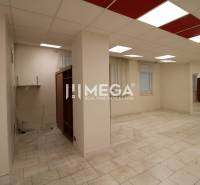 PRENÁJOM obchodného priestoru v OD LABOREC v meste Humenné - Interiér obchodných priestorov so svetlou podlahou a zrkadlom.