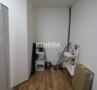 NA PRENÁJOM - obchodný priestor v OD Laborec, pešia zóna mesta Humenné - Obchodné priestory s umývadlom a podlahou s dreveným dekorom, vhodné na skladovanie.