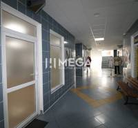 NA PRENÁJOM - obchodný priestor v OD Laborec, pešia zóna mesta Humenné - Obchodné priestory s modrou dlažbou a lavičkou, osvetlený chodba.