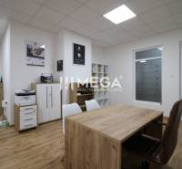 NA PRENÁJOM - obchodný priestor v OD Laborec, pešia zóna mesta Humenné - Obchodné priestory so stolom, podlahou s dreveným dekorom a bielymi stenami.