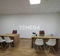 NA PRENÁJOM - obchodný priestor v OD Laborec, pešia zóna mesta Humenné - Kancelária s dreveným dekorom podlahy a dvoma stolmi, vybavená bielymi a hnedými stoličkami.