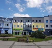 NA PRENÁJOM - obchodný priestor v OD Laborec, pešia zóna mesta Humenné - Obchodné priestory na Nám. slobody v Humennom s obchodmi a zeleňou pred budovami.