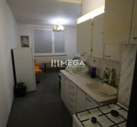 NA PRENÁJOM - Garsónka v pôvodnom stave na Sídlisku III v meste Humenn - Kuchyňa v rekreačnom apartmáne s kuchynskou linkou a bielou chladničkou.